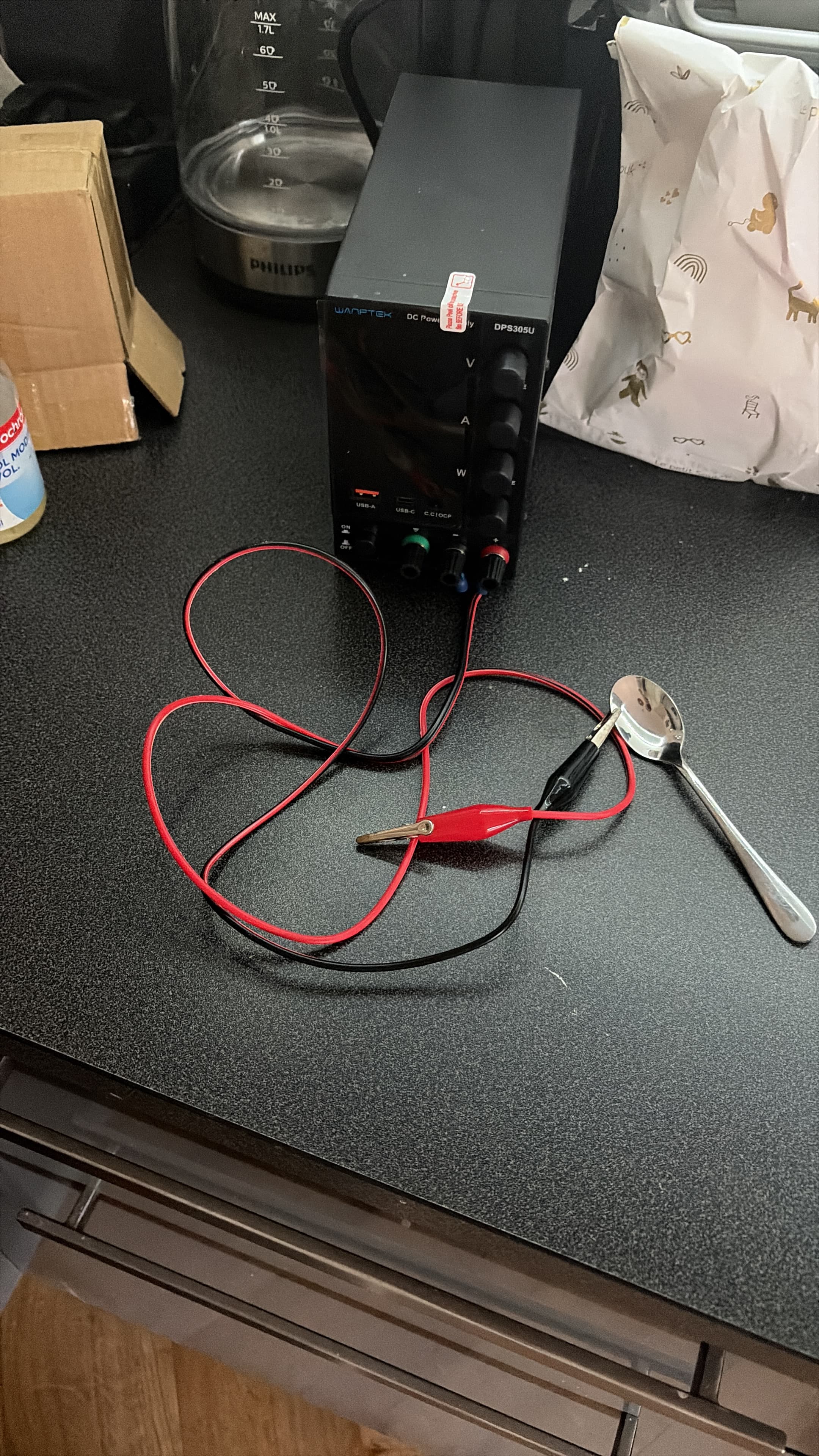 Alimentation stabilisée, stylo de galvanoplastie et électrode reliés par pinces crocodile — setup maison de dorure électrolytique