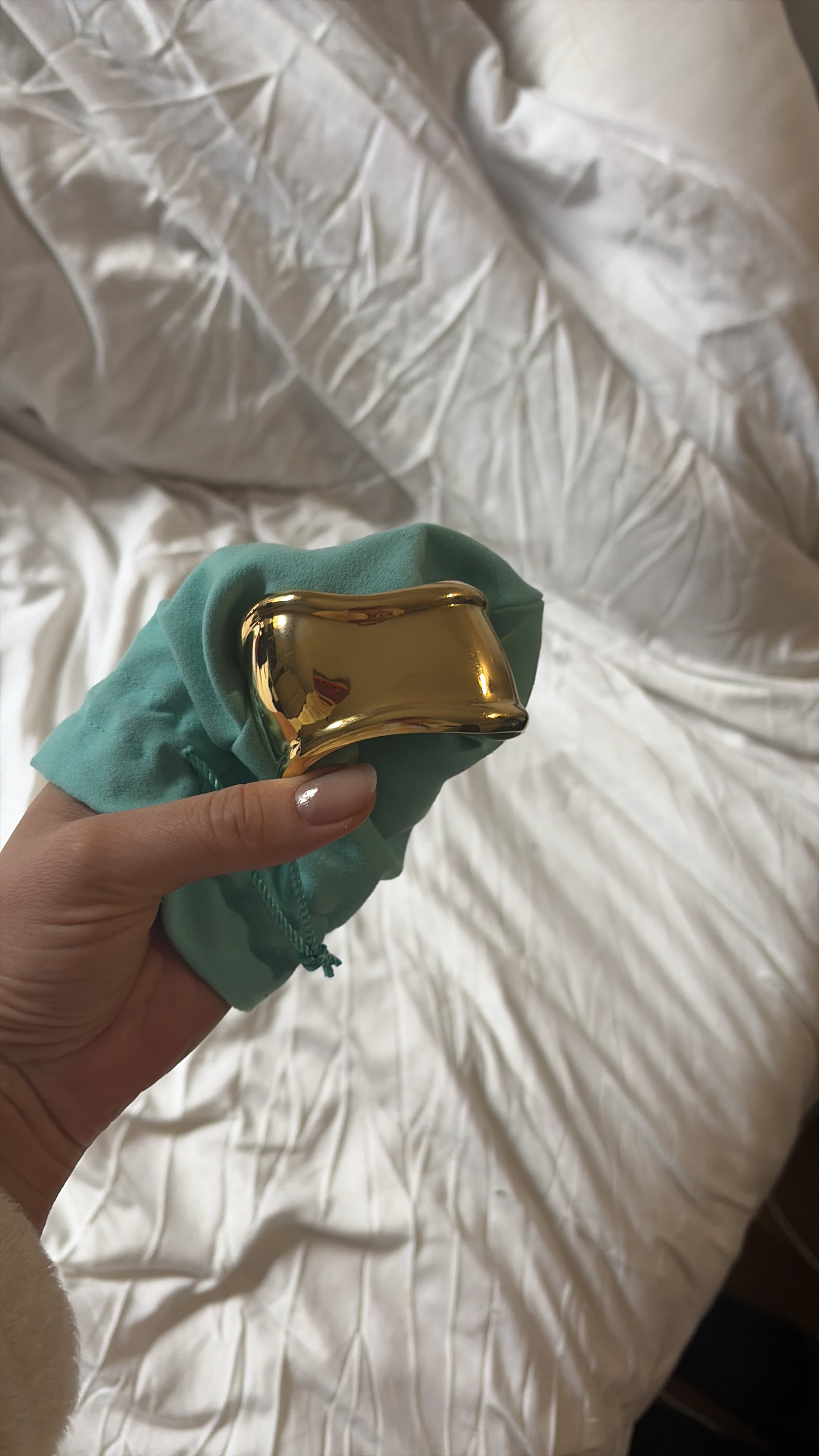 Manchette électrodorée dans sa pochette Tiffany & Co., finition brillante après galvanoplastie