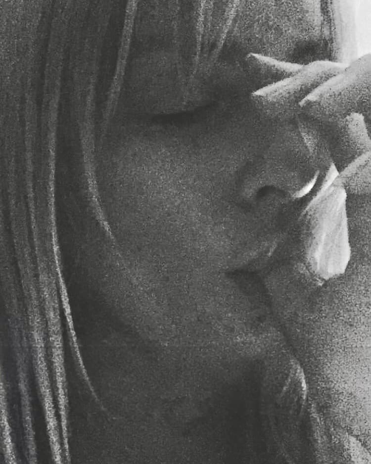 Portrait en noir et blanc, yeux fermés — panne de motivation et TDAH, Créations TDAH