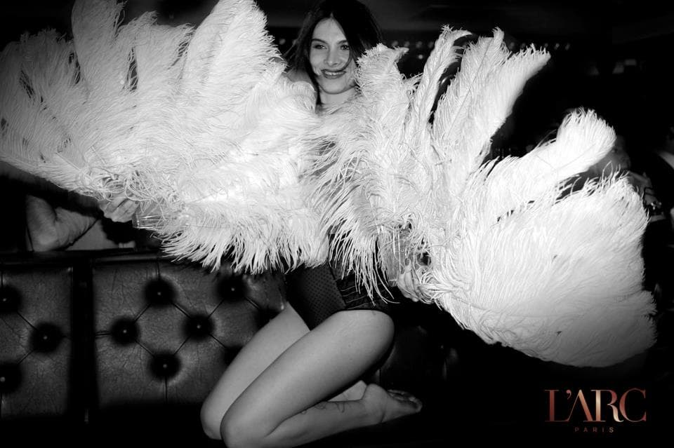 Éventail de plumes blanches lors d'une soirée à L'Arc Paris — anecdote impulsivité et TDAH